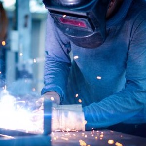 必要なスキルや資格を確認する